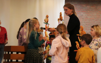 Fotoverslag | Kinderen versieren Palmpasenstokken en lopen door de kerk