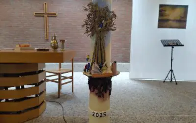 Een boom, vissers en een schommel, hier staat de Paaskaars 2025 voor